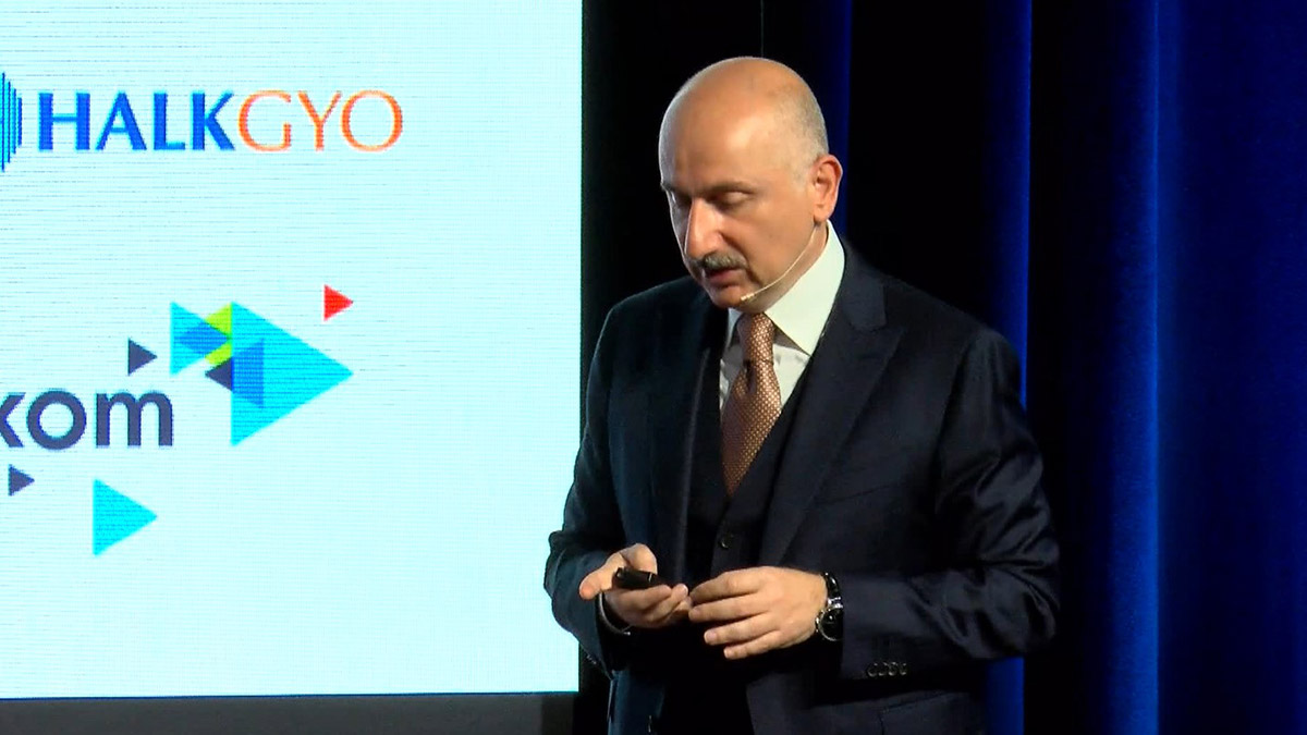 Ulaştırma ve Altyapı Bakanı Adil Karaismailoğlu'ndan skuter çağrısı, "Özellikle kısa mesafelerde, yürüme yolları, bisiklet, skuter gibi mikro hareketli araçlar hayatımızın bir parçası" dedi.