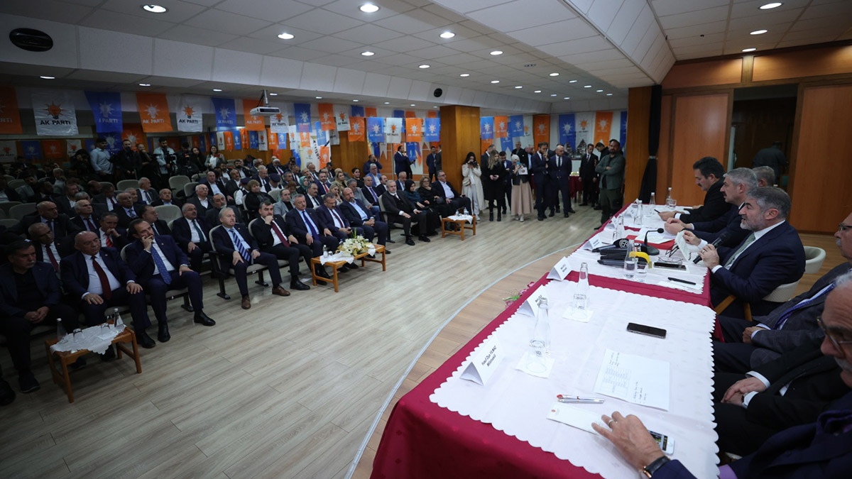 Hazine ve Maliye Bakanı Nureddin Nebati, "Döviz kuru oynaklığı minimum seviyede. Öngörülebilirliğin arttığı, insanların hesaplarını çok rahat bir şekilde yapabildiği bir dönemdeyiz. Enflasyon, aralık ayından itibaren baz etkisiyle de olsa hızlı bir şekilde düşmeye başlayacak ve hedefimiz olan tek rakamlı enflasyonu yakalayacağız" dedi.