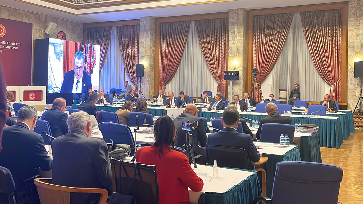 Paylan ve Özer arasında bıyık bırakma tartışması