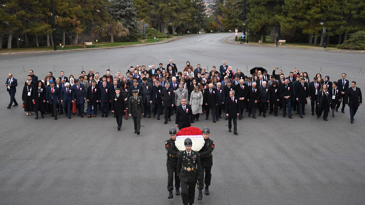 Mahmut Özer öğretmenlerle Anıtkabir'i ziyaret etti