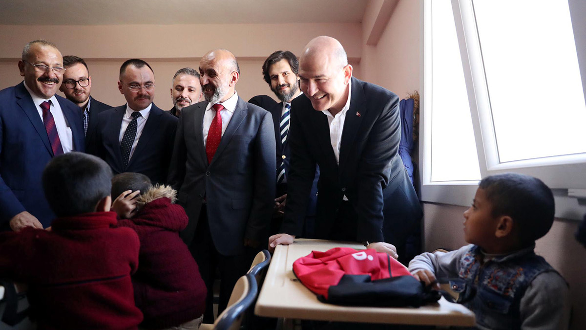 İçişleri Bakanı Süleyman Soylu, "İnsanlığın tarihi yazılmaktadır, kardeşliğin tarihi yazılmaktadır, komşuluğun tarihi yazılmaktadır, kötülüğe karşı iyiliğin tarihi yazılmaktadır ve dünyaya önemli bir imza atılmaktadır" dedi.