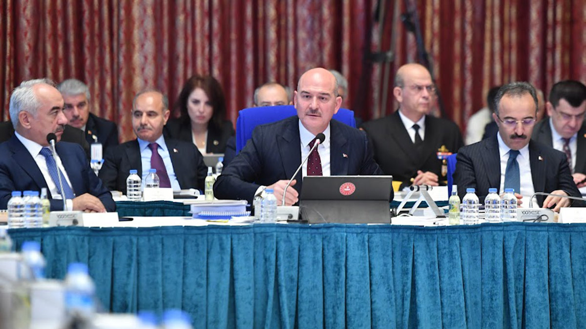 İçişleri Bakanı Süleyman Soylu, Mersin'deki polisevine yönelik saldırı ve İstanbul'un Beyoğlu ilçesindeki bombalı terör saldırısıyla ilgili, "Mersin ve İstiklal Caddesi saldırısı Münbiç'ten oldu" dedi.