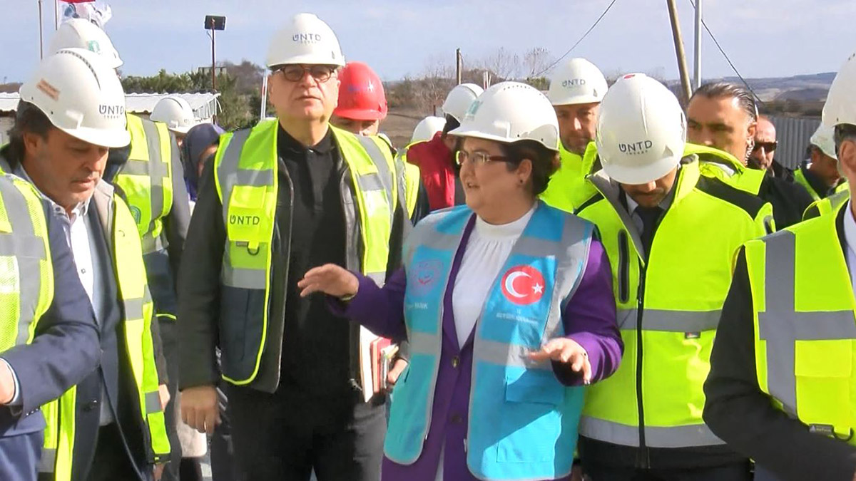 Arnavutköy'de inşasına devam edilen Darülaceze Sosyal Hizmet Şehri'nde incelemelerde bulunan Aile ve Sosyal Hizmetler Bakanı Derya Yanık, "Mayıs 2023'te açılışını yapmayı planlıyoruz" dedi.