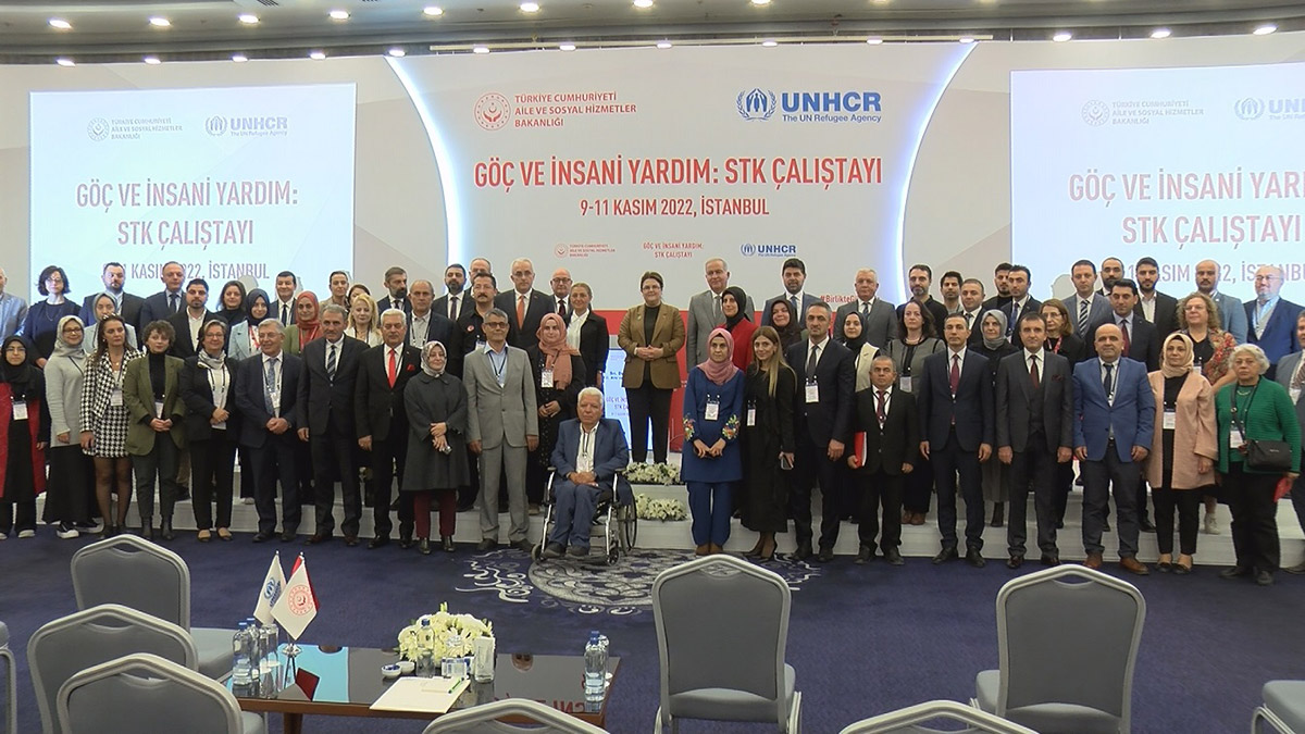 Aile ve Sosyal Hizmetler Bakanı Derya Yanık, "Türkiye göç ve mülteciler bakımından köprü vazifesi görüyor. Üstelik milyonlarca göçmen bu köprüden geçmekle kalmıyor, bu köprüde yaşıyor. En yoğun göç koridorlarından birinde bulunan Türkiye adına, hassasiyetle çalışmalarımızı sürdürüyoruz" dedi.