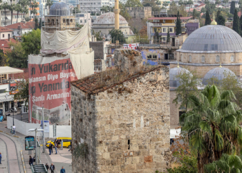 Tarihi surlar bakımsızlıktan yeşerdi