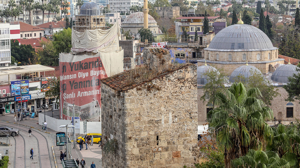 Tarihi surlar bakımsızlıktan yeşerdi