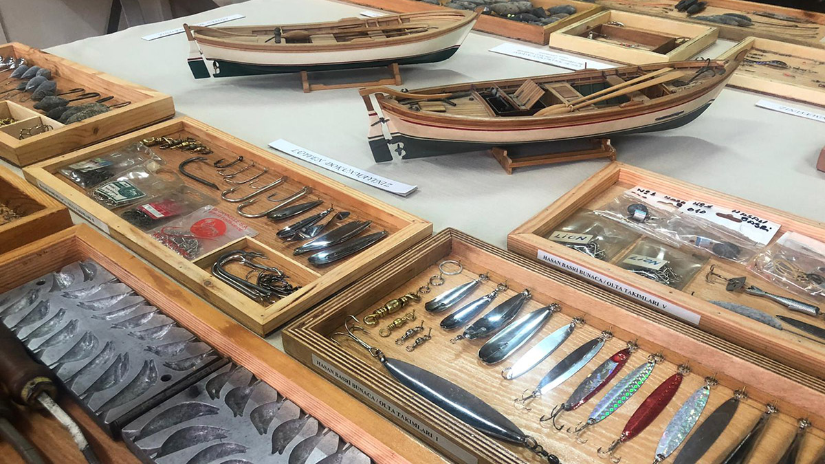 Küçük yaşlardan itibaren olta balıkçılığına ilgi duyan ve 15 yıl profesyonel şekilde balıkçılık yapan Fuat Selim Ramazanoğlu, balıkçılığa olan sevgisini sanatla buluşturdu.