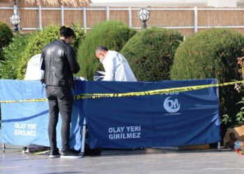 Otelin önündeki bankta ölü bulundu