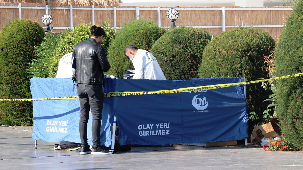 Otelin önündeki bankta ölü bulundu