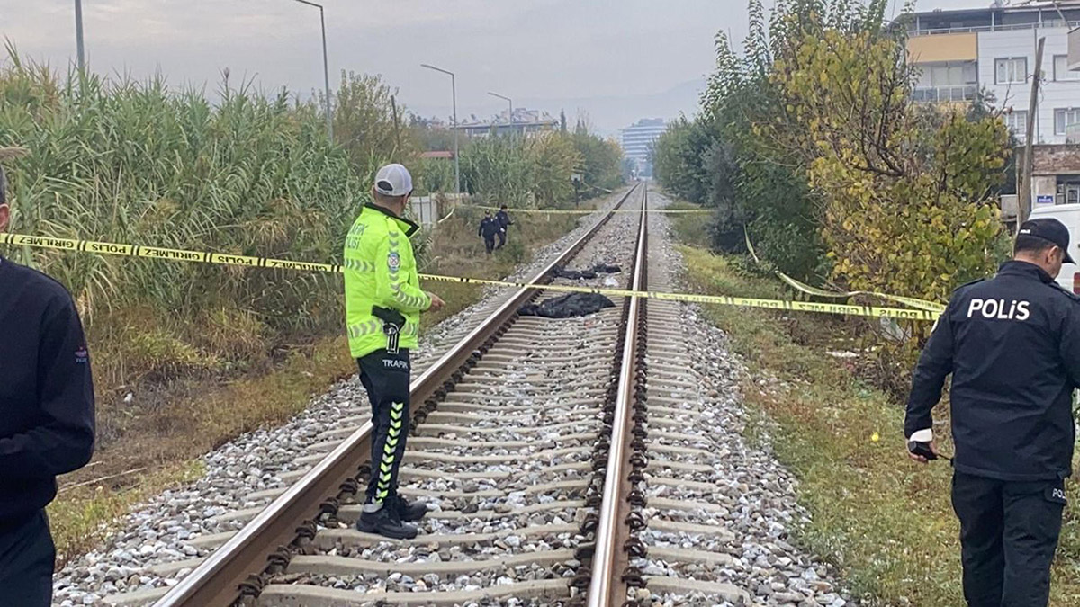 Tren çarpan öğretmen hayatını kaybetti