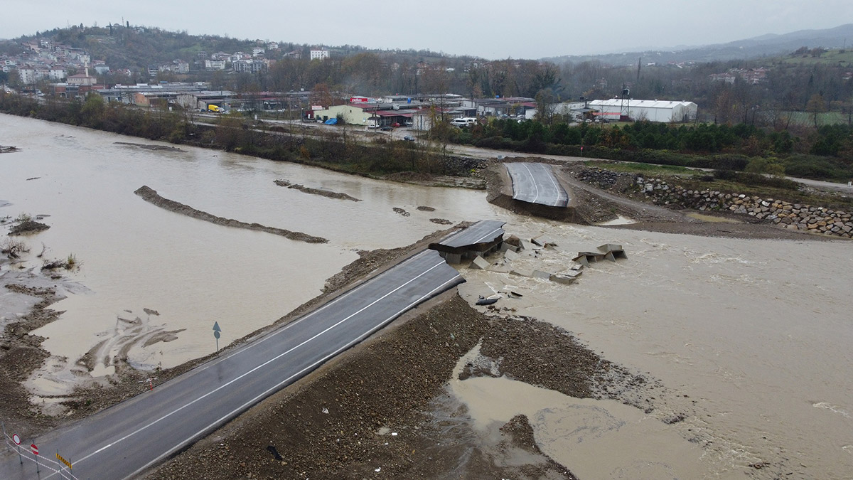 Irmak suyunun yükselmesiyle servis yolu çöktü