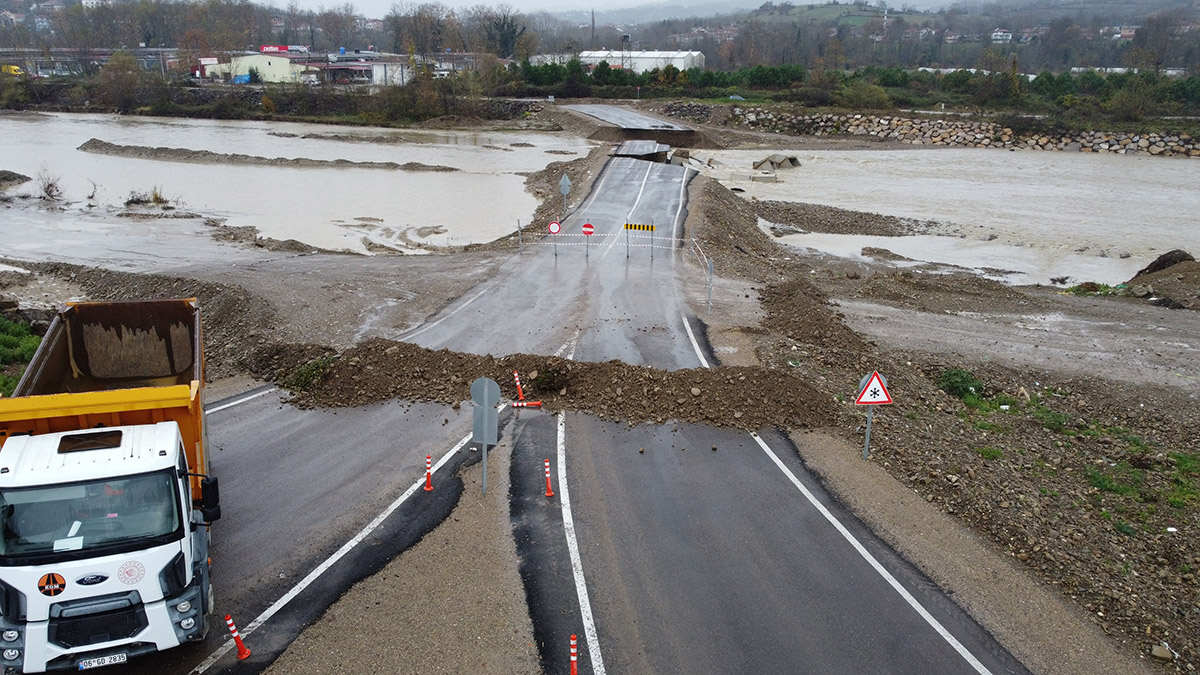 Irmak suyunun yükselmesiyle servis yolu çöktü