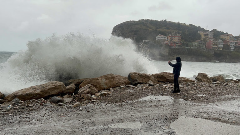 Şiddetli rüzgar nedeniyle balıkçılar denize açılamadı