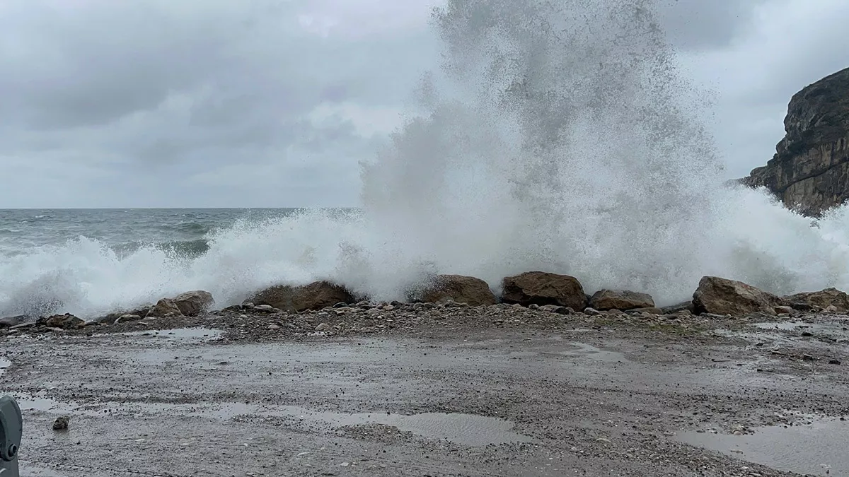 Bartın'ın amasra ilçesinde şiddetli rüzgar nedeniyle balıkçılar denize açılamadı. Kıyıya vuran dalgaların boyu yaklaşık 4 metreyi buldu.