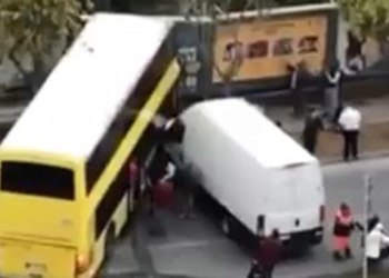 İETT otobüsü reklam panolarına çarptı