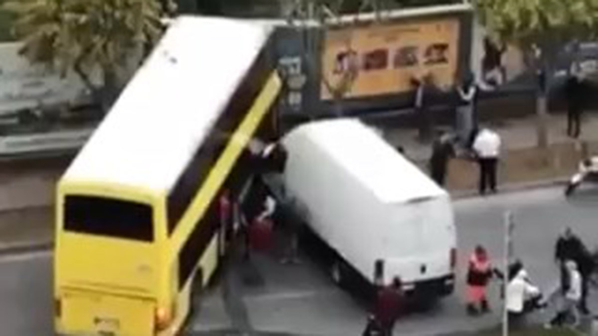 İETT otobüsü reklam panolarına çarptı