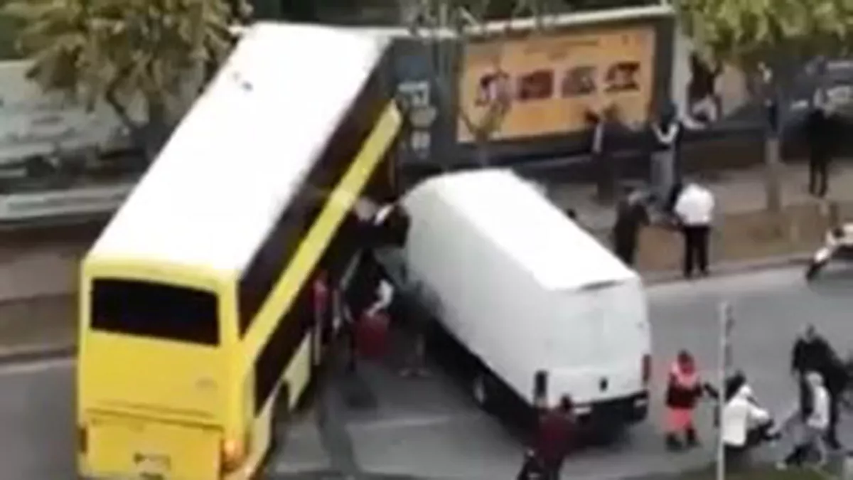 İett otobüsü reklam panolarına çarptı