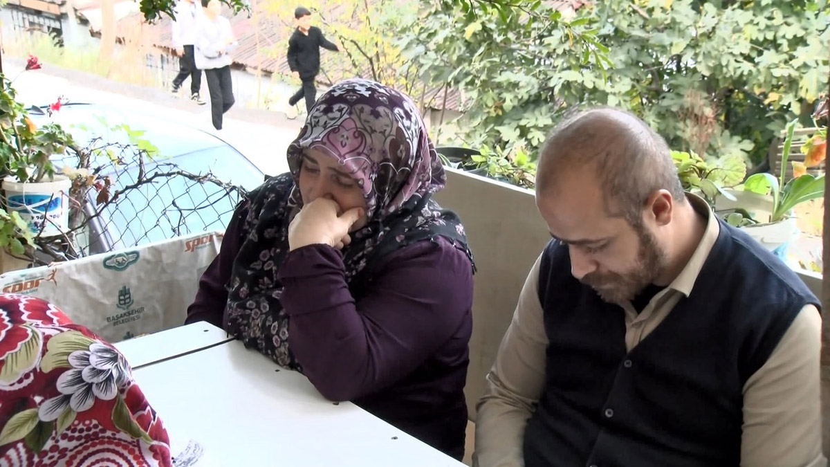 Başakşehir'de tekerlekli sandalyedeki engelli eşi Bekir Berber'in arkasından yolda yürüyen Ayşe Berber otomobilin çarpmasıyla iki aracın arasında kalarak hayatını kaybetti.