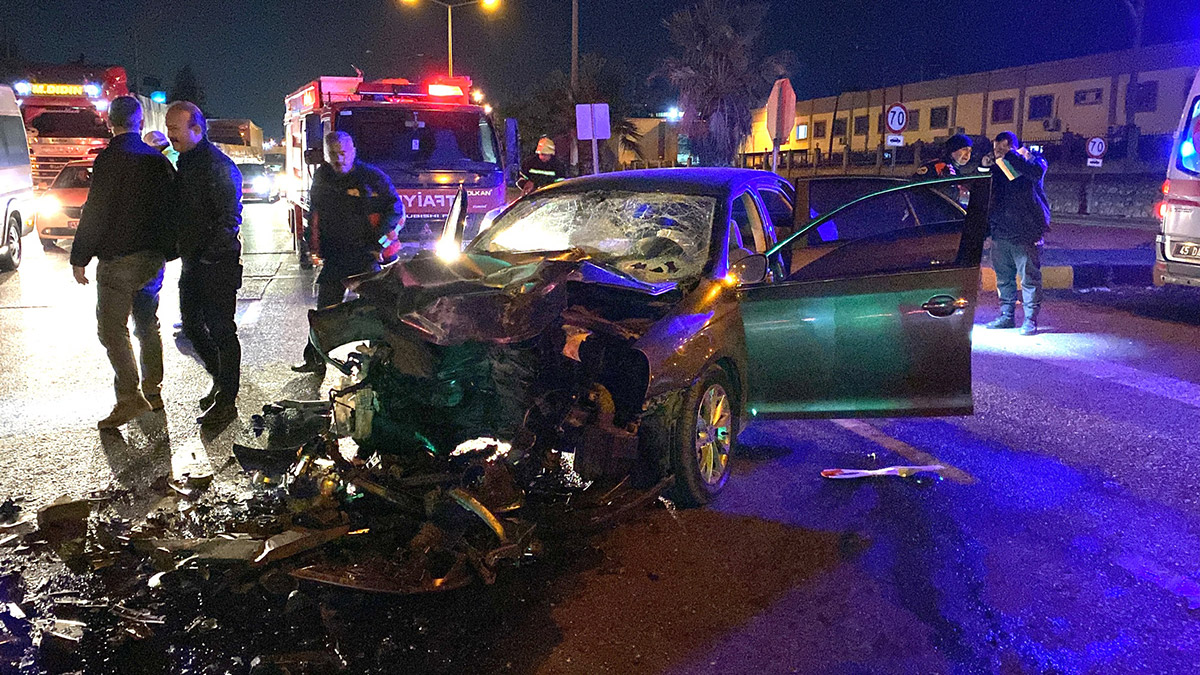 Manisa'nın Turgutlu ilçesinde, Başpehlivanın kullandığı otomobil TIR'a çarptı, TIR’a arkadan çarpan otomobildeki 3 kişi yaralandı.