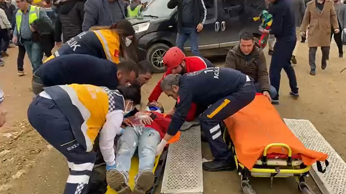 Batman'da cami inşaatında iskele çöktü; yaralılar var