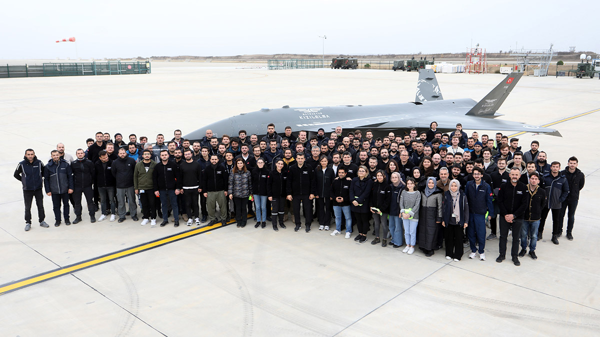 Baykar'ın kendi öz kaynaklarıyla milli ve özgün olarak geliştirdiği Türkiye'nin ilk insansız savaş uçağı Bayraktar KIZILELMA'nın ilk Otomatik Taksi ve Koşu Testi başarıyla tamamlandı.