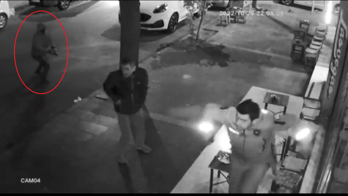 Bekçilerin silahlı saldırıya uğrayan kişiyi kurşunlardan koruması kamerada