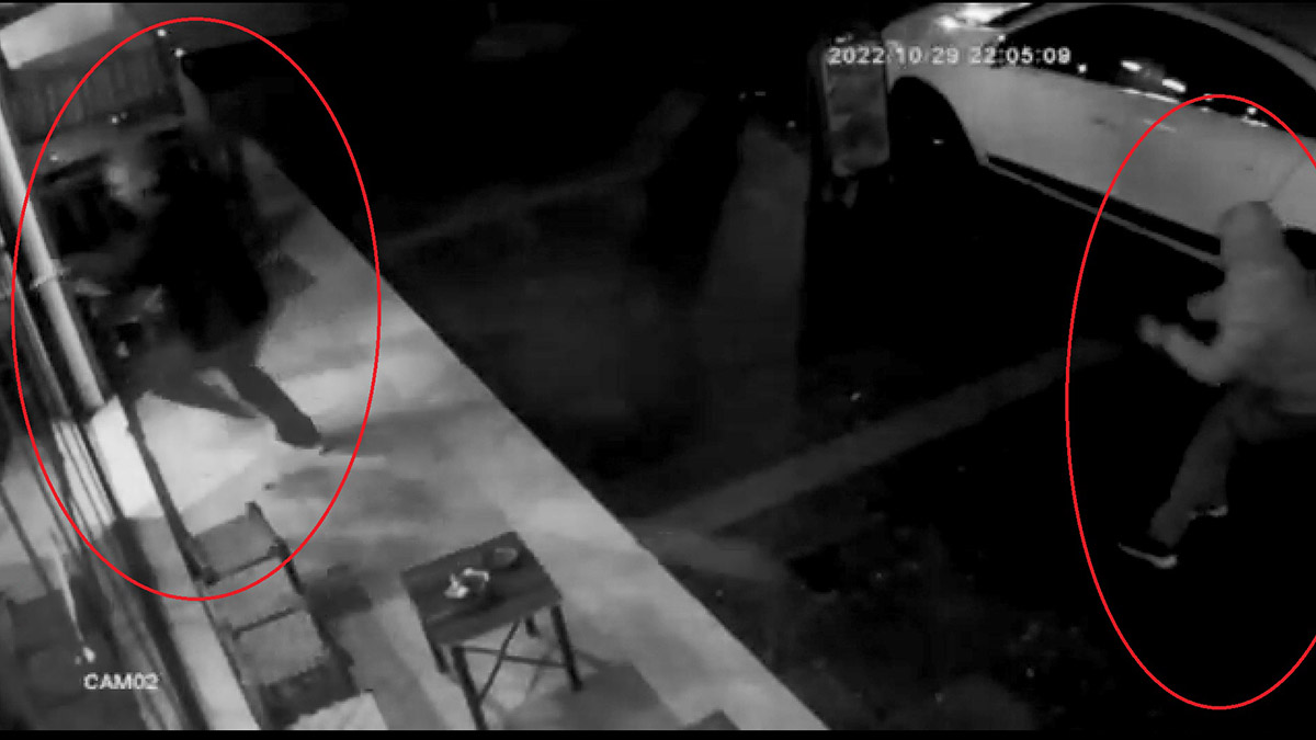 Bekçilerin silahlı saldırıya uğrayan kişiyi koruması kamerada