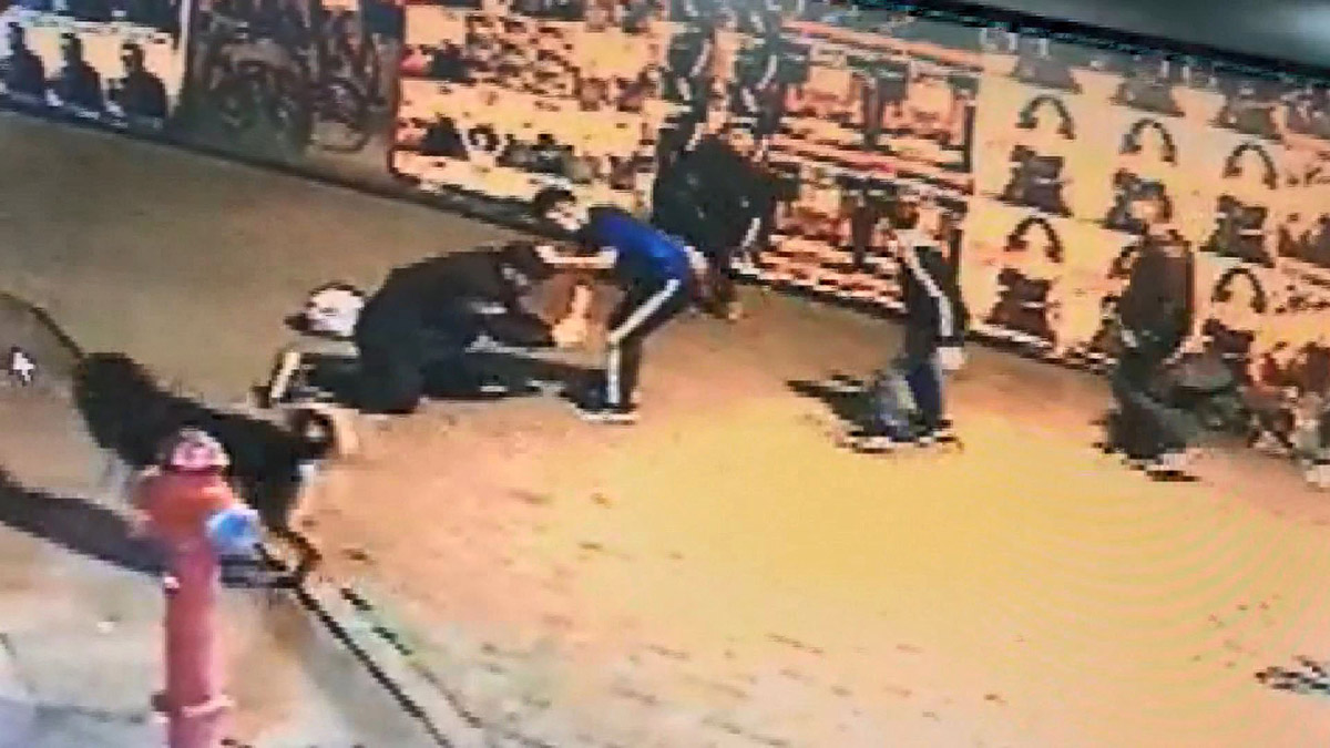 Beşiktaş'ta önlerini kesip para istediler, saldırıp bıçakladılar