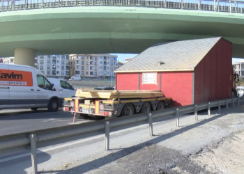 Prefabrik ev taşıyan TIR varyant altında sıkıştı