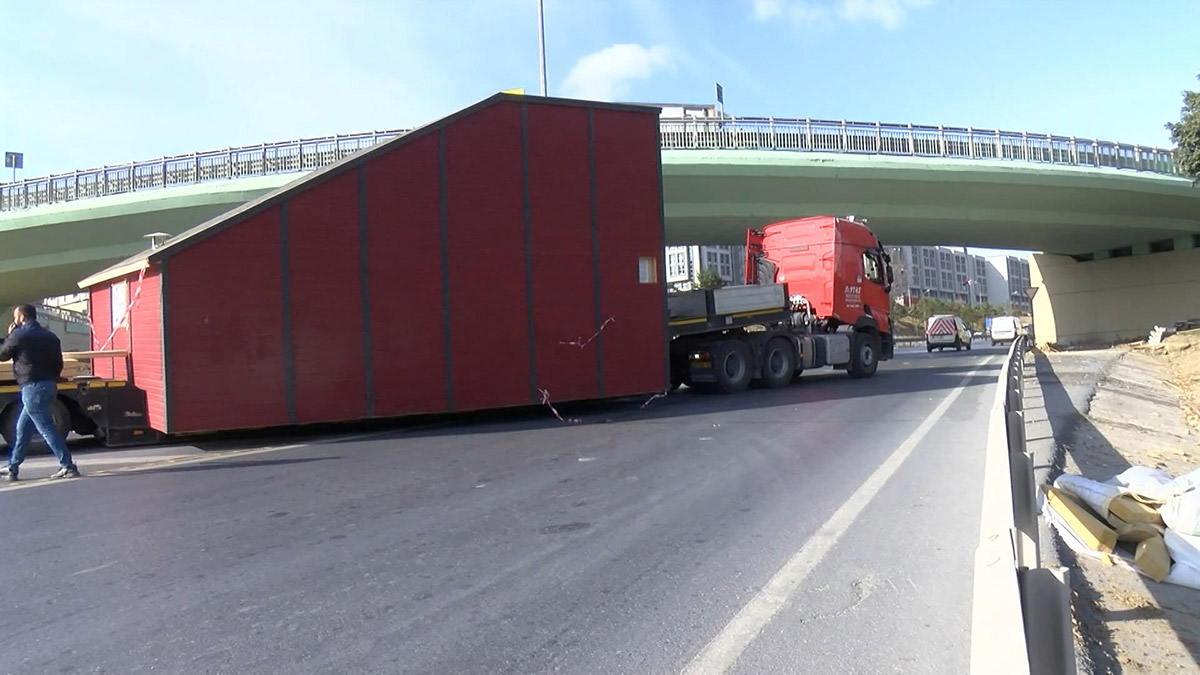 Prefabrik ev taşıyan TIR varyant altında sıkıştı