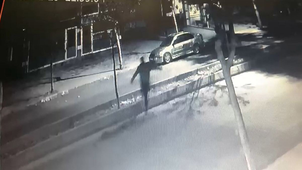 Beylikdüzü'nde erkek kuaförüne kuşun yağdı