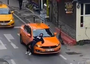 Beyoğlu'nda araçların yolunu kesti, ezilme tehlikesi yaşadı