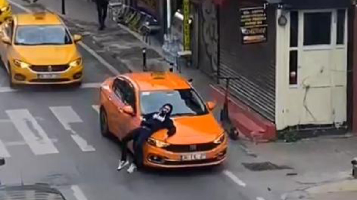 Beyoğlu'nda araçların yolunu kesti, ezilme tehlikesi yaşadı