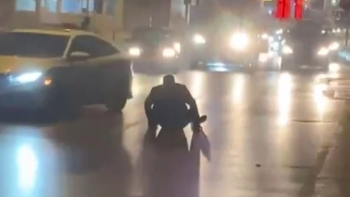 Beyoğlu'nda alkollü kişi trafiği birbirine kattı