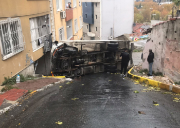 Beyoğlu'nda yokuştan kayan kamyonet devrildi