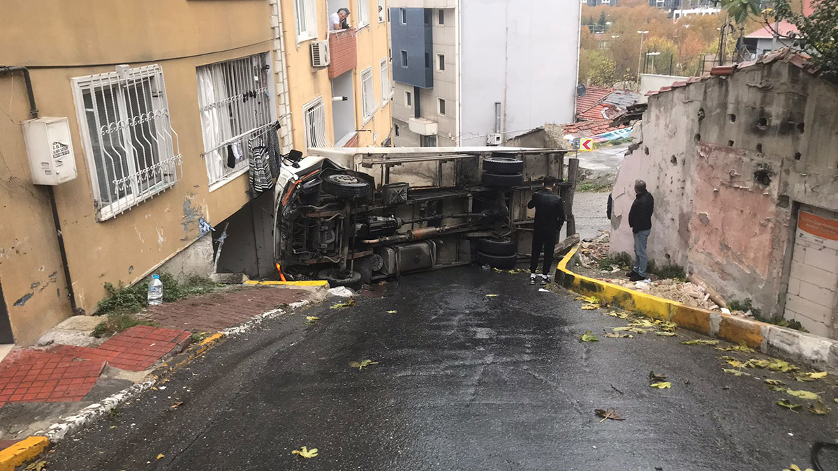 Beyoğlu'nda yokuştan kayan kamyonet devrildi