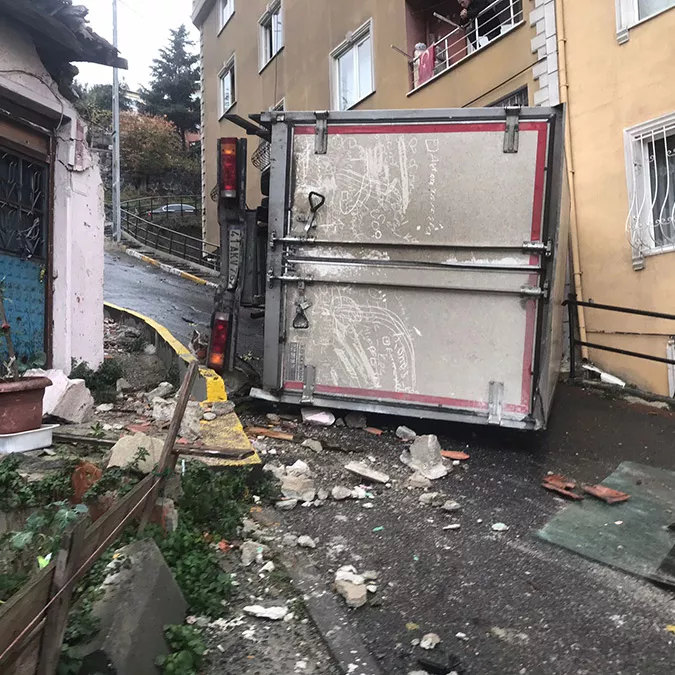 Beyoğlu'nda yokuştan kayan kamyonet devrildi
