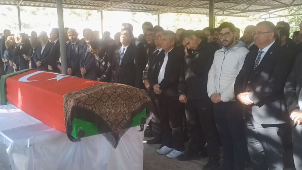 Almanya'nın Solingen kentinde Neo-Nazilerce kundaklanan evinde kızları dahil 5 yakınını kaybedip, her şeye rağmen hoşgörü mesajları veren, bu nedenle 'Bilge Ana' olarak kabul edilen Mevlüde Genç'in (80) cenazesi, memleketi Amasya'nın Taşova ilçesinde toprağa verildi.