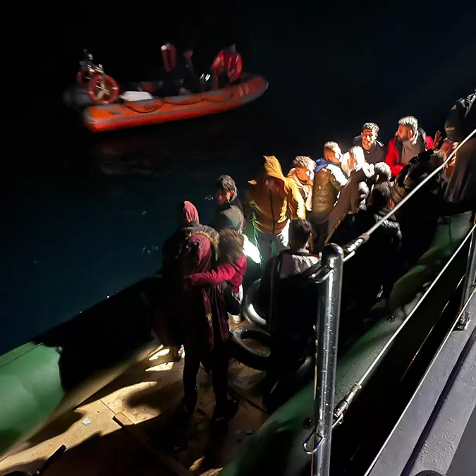 Geri itilen 57 kaçak göçmen kurtarıldı