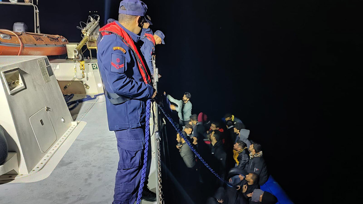 Geri itilen 6 kaçak göçmen kurtarıldı