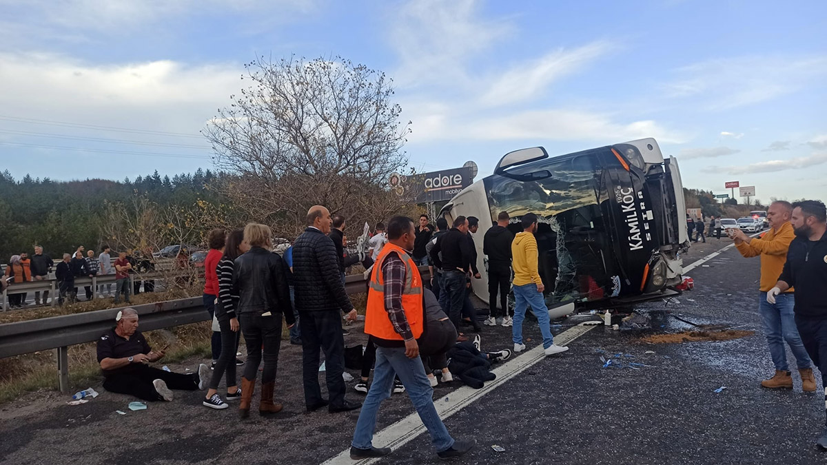 Bolu'da yolcu otobüsü devrildi; 3 ölü 16 yaralı