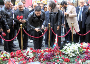 Hüseyin Baş İstiklal Caddesi'nde karanfil bıraktı