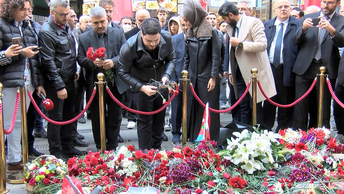 Hüseyin Baş İstiklal Caddesi'nde karanfil bıraktı