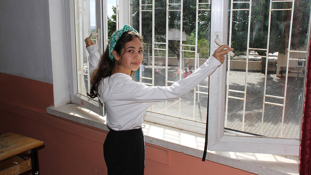 Mersin'in Erdemli ilçesindeki 61 okulda, 'Enerji Dostu Okul' projesi uygulanmaya başlandı. Bu kapsamda öğrencilere enerjinin ve tasarrufun önemi anlatılarak, uygulama yapıldı.