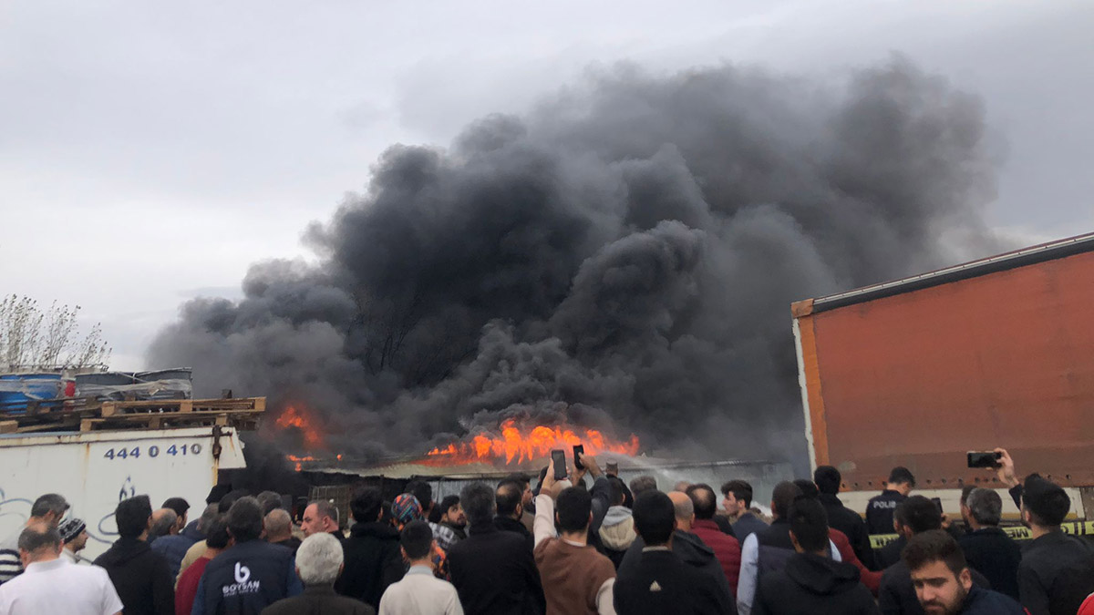 Bursa'da geri dönüşüm deposunda yangın
