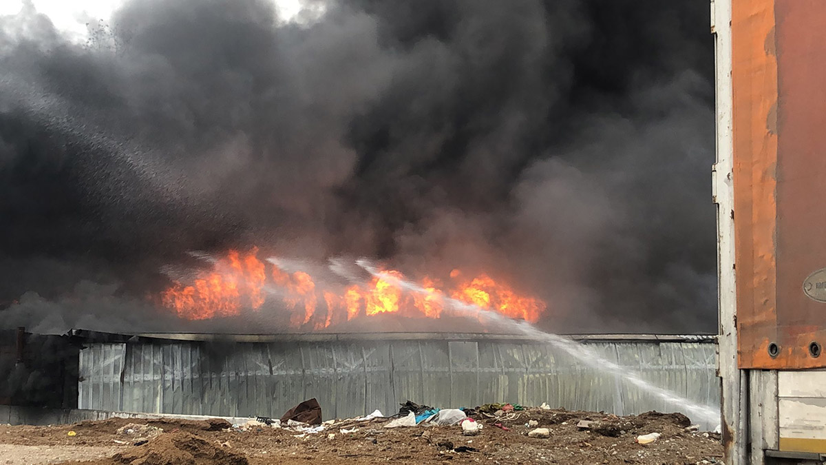 Bursa'da geri dönüşüm deposunda yangın