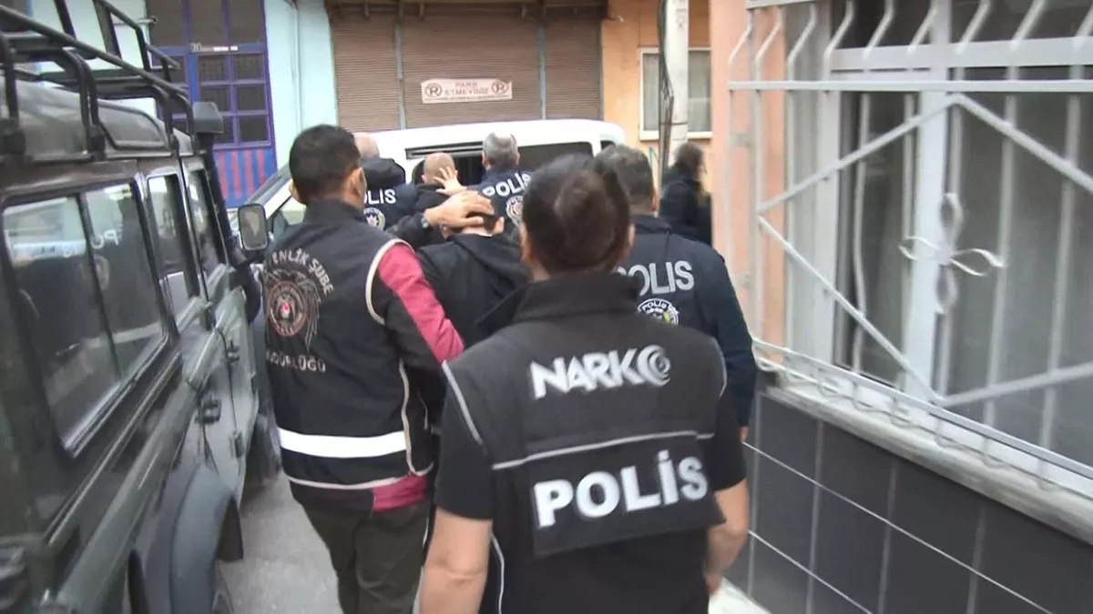 İçişleri bakanı süleyman soylu’nun koordinesinde uyuşturucu satıcılarına yönelik bursa'da kökünü kurutma operasyonu'nda gözaltına alınan 99 şüpheliden 63'ü tutuklandı.