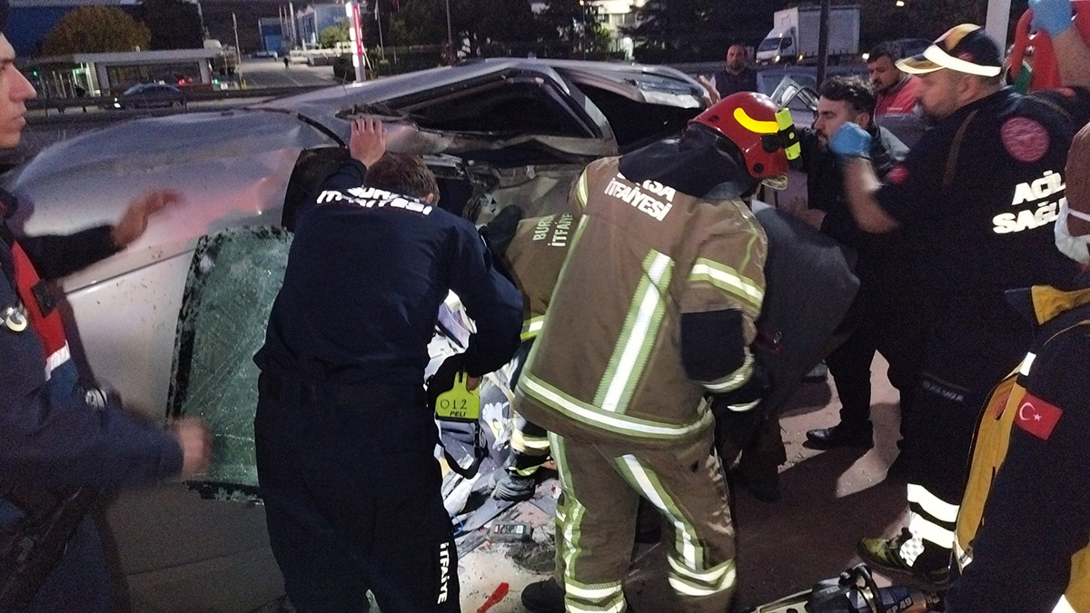 Takla atan otomobilde sıkışan sürücü kurtarıldı