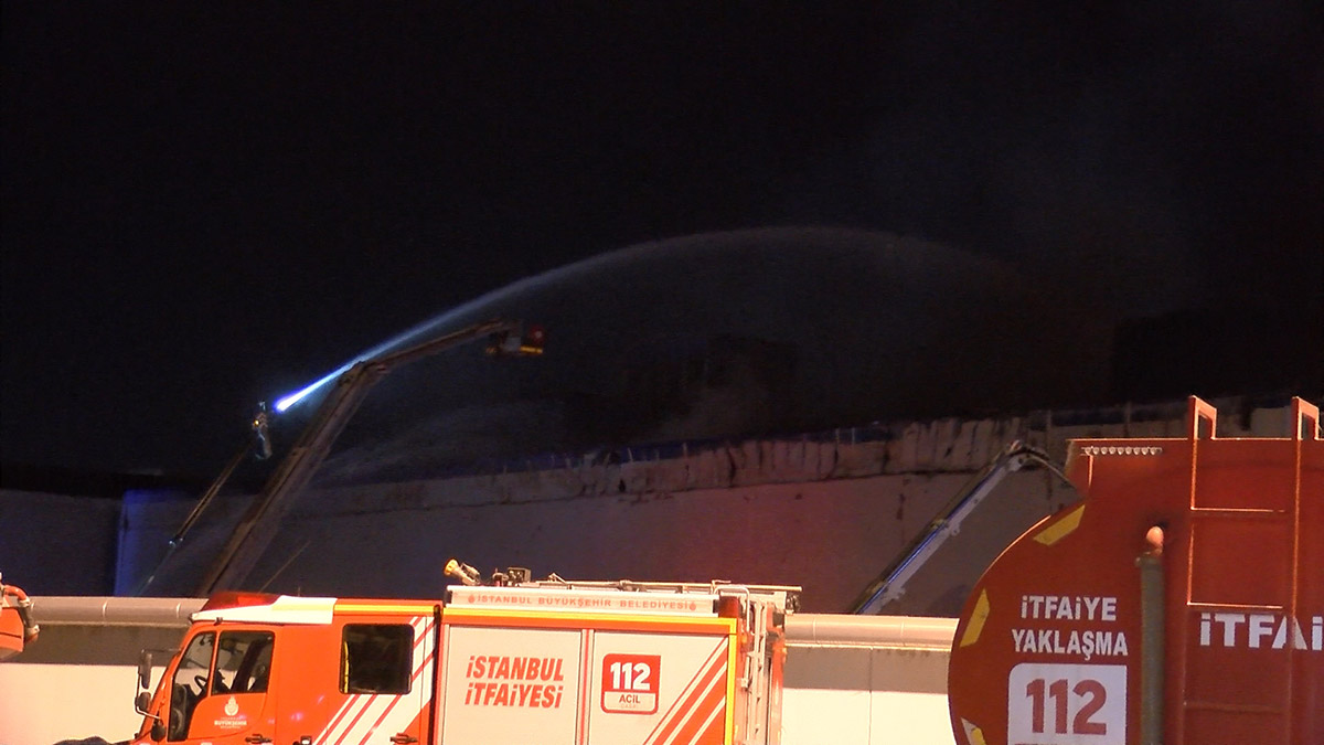 Bursa'da tekstil fabrikasında yangın çıktı. Bölgeye çok sayıda itfaiye sevk edilirken, ekiplerinin yangına müdahalesi sürüyor.