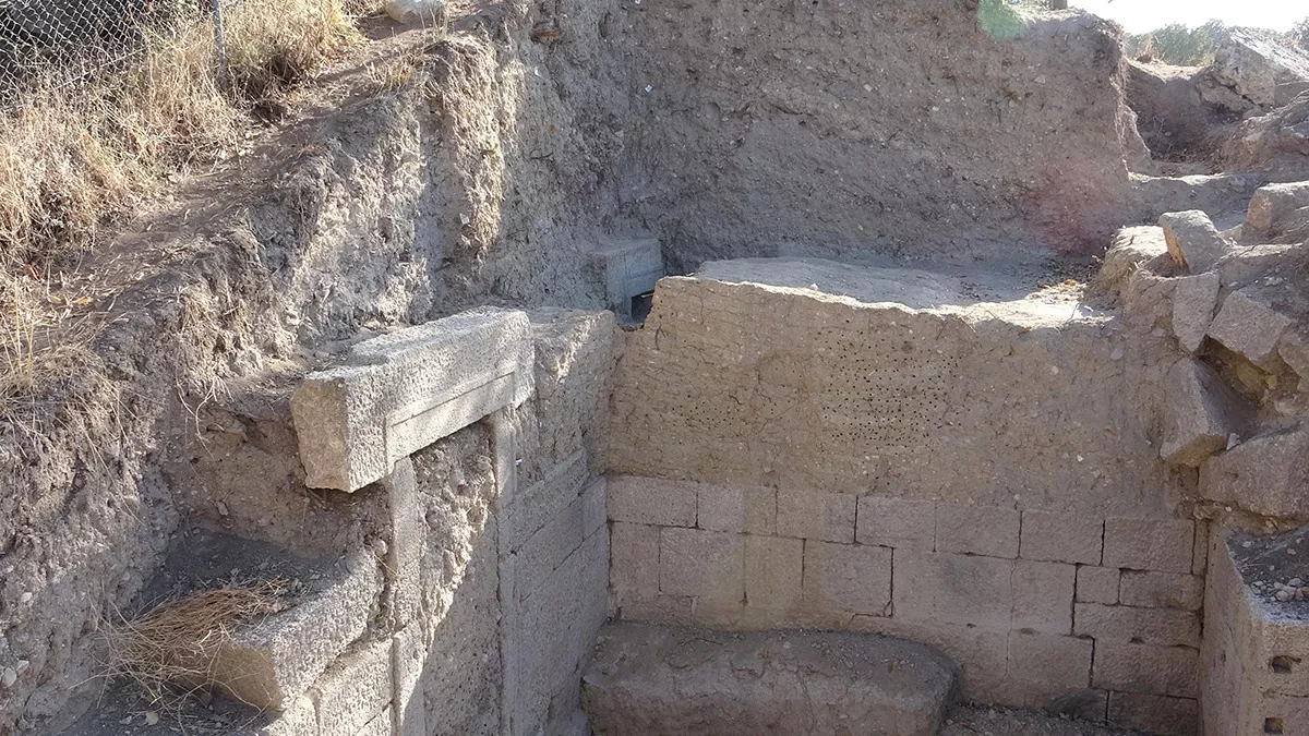 Alexandria troas antik kenti'nde 2 bin 200 yıllık çarşı kapısı bulundu